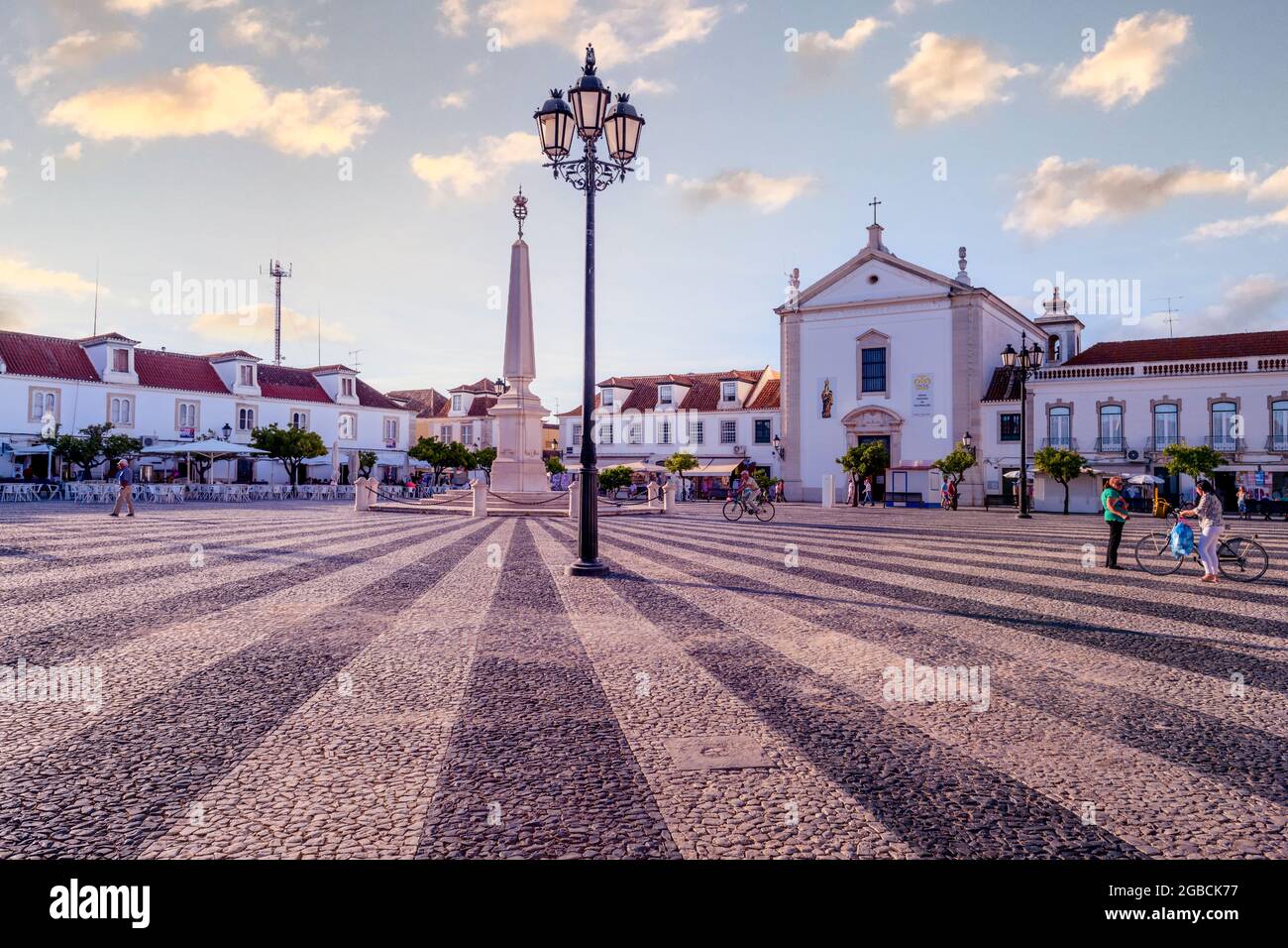 Place principale, Praca marques de Pombal avec des pierres de galets traditionnelles portugaises ou calçada portuguesa, vila Real de santo antonio est de l'algarve Banque D'Images