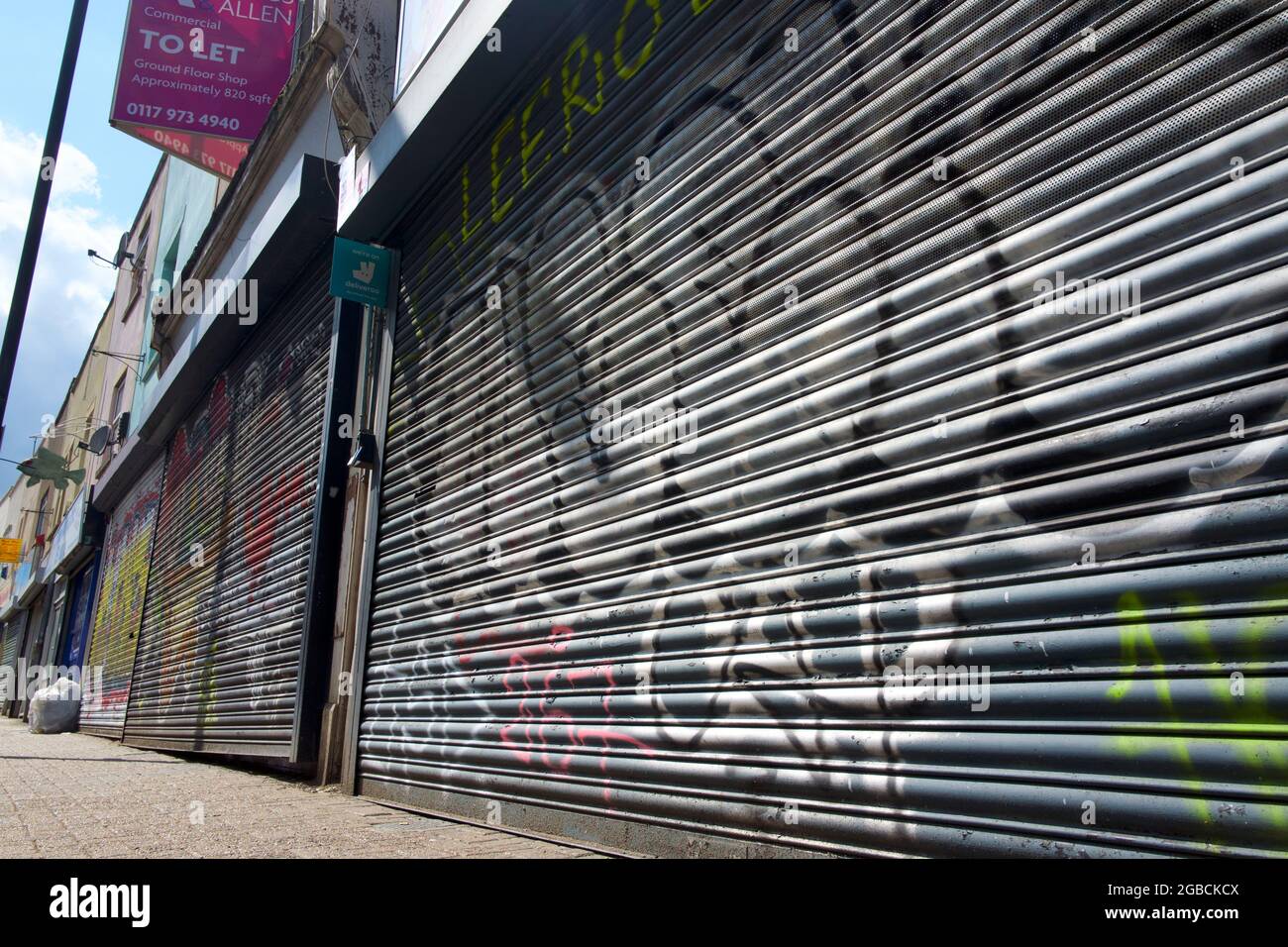 Magasins avec volets dans une rue haute, Royaume-Uni Banque D'Images