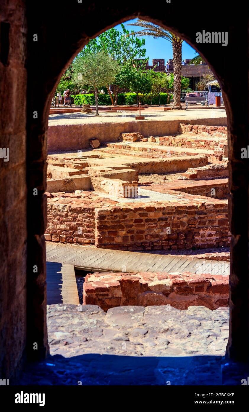 Vue sur l'intérieur du château de Silves, Castelo de Silves, à travers une porte voûtée dans le château de Silves, Algarve Portugal. Banque D'Images