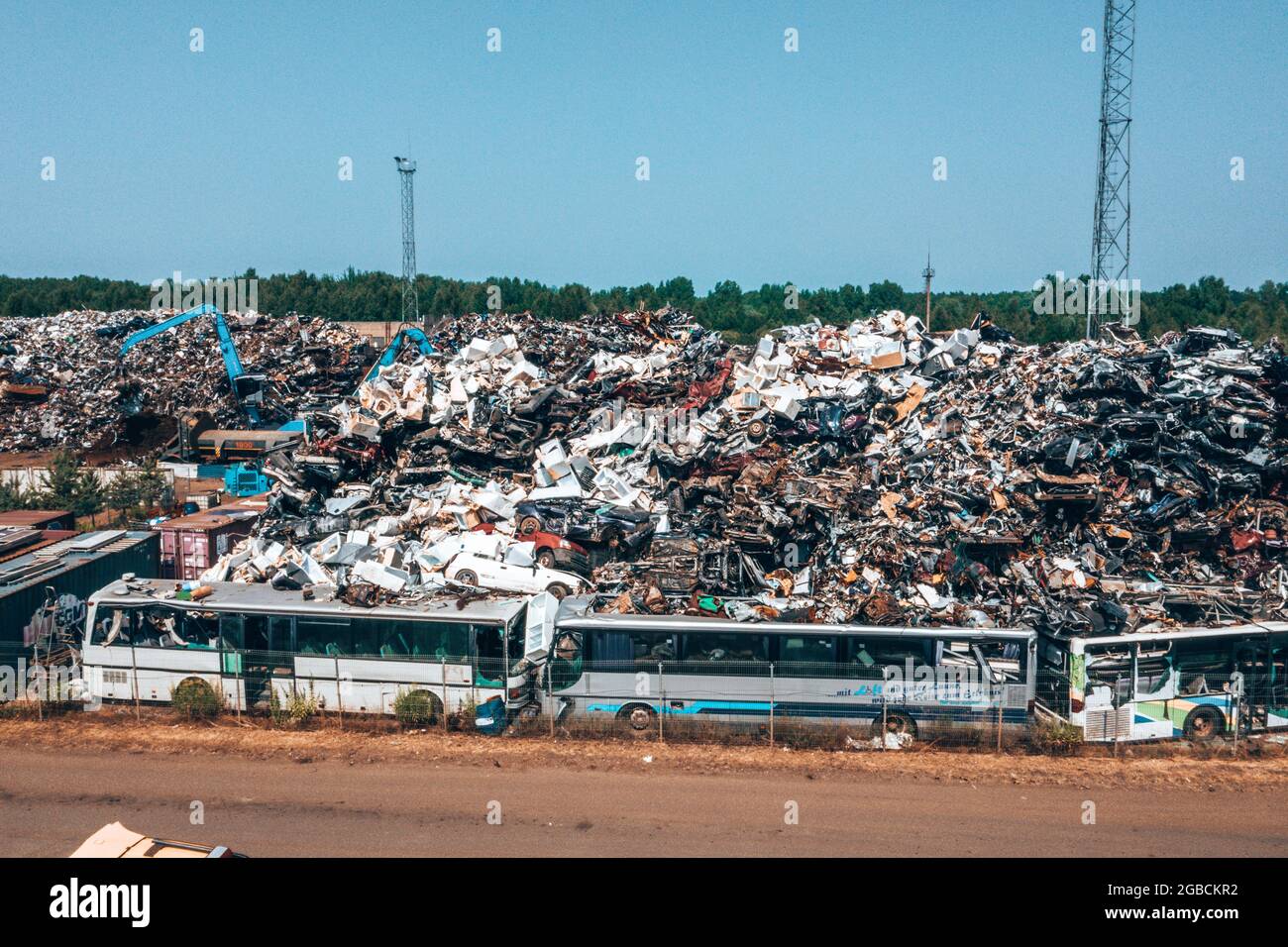 Vieilles voitures endommagées sur le chantier en attente de recyclage Banque D'Images