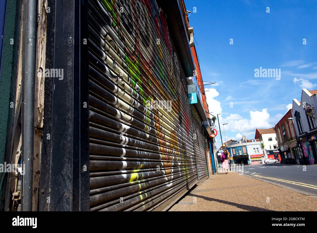 Magasins avec volets dans une rue haute, Royaume-Uni Banque D'Images