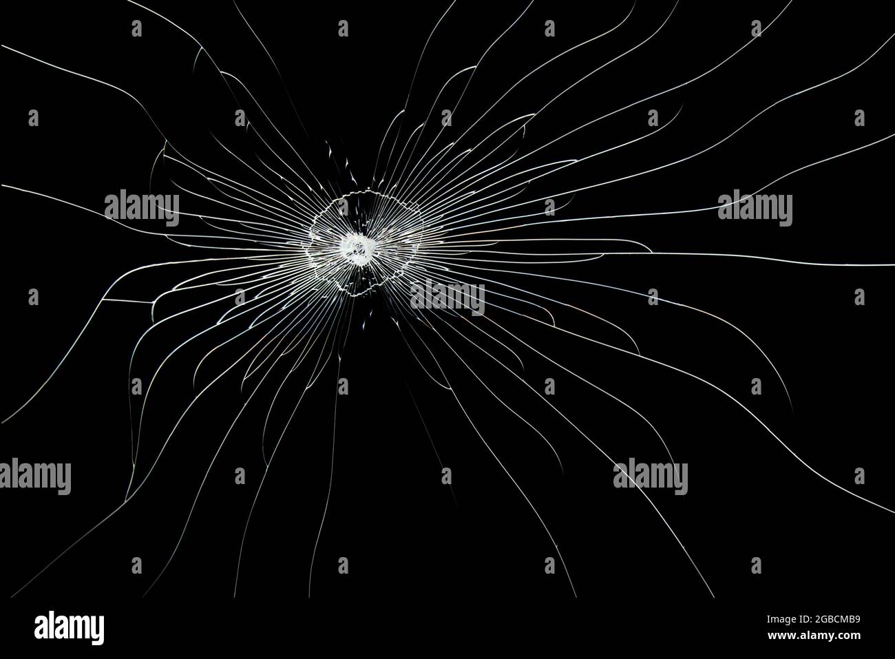 Ligne fissurée sur verre cassé isolée sur fond noir. La texture de l'impact sur le verre. Banque D'Images