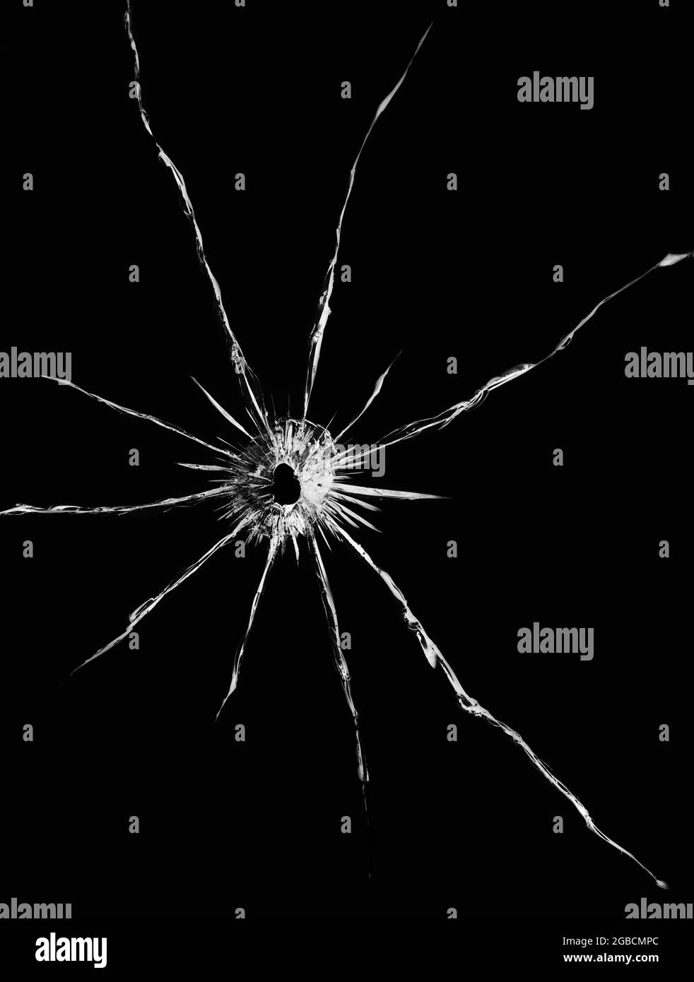 Texture des fissures sur le verre de la grenaille. Verre fissuré pour la conception. Fissures sur fond noir. Banque D'Images