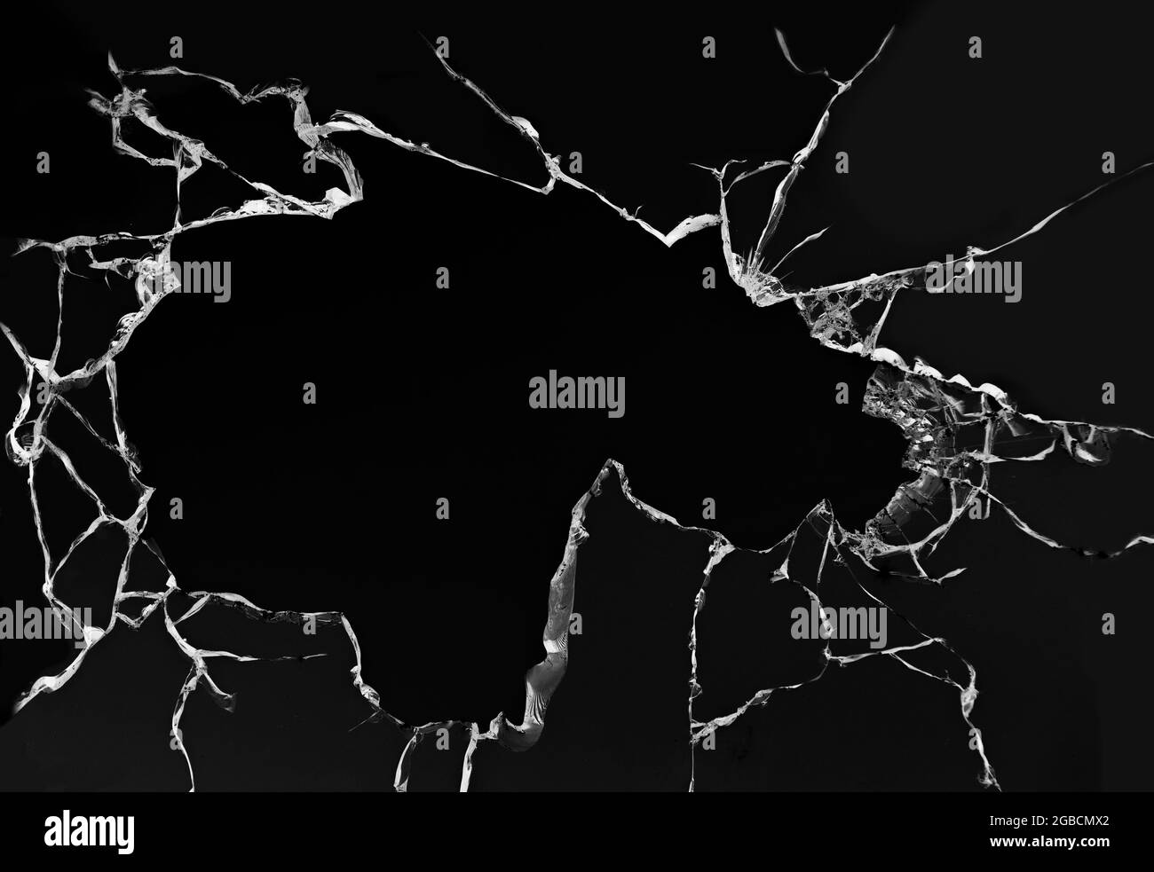 Verre cassé fissuré sur fond blanc. La texture de la fenêtre est endommagée. Fissures sur fond noir Banque D'Images