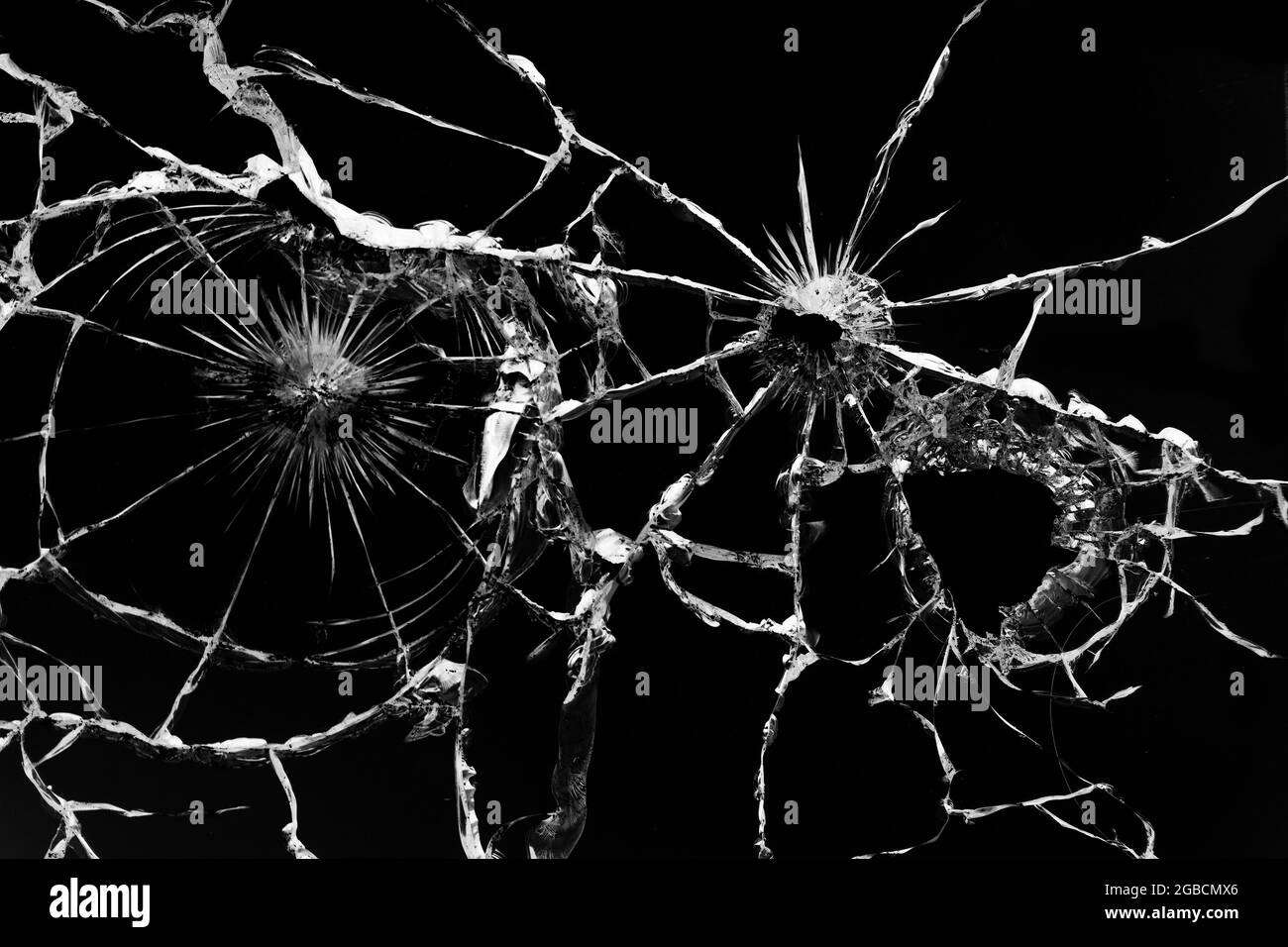 Tirer sur le verre avec des fissures, la texture du pare-brise endommagé fissuré. Fissures sur fond noir Banque D'Images