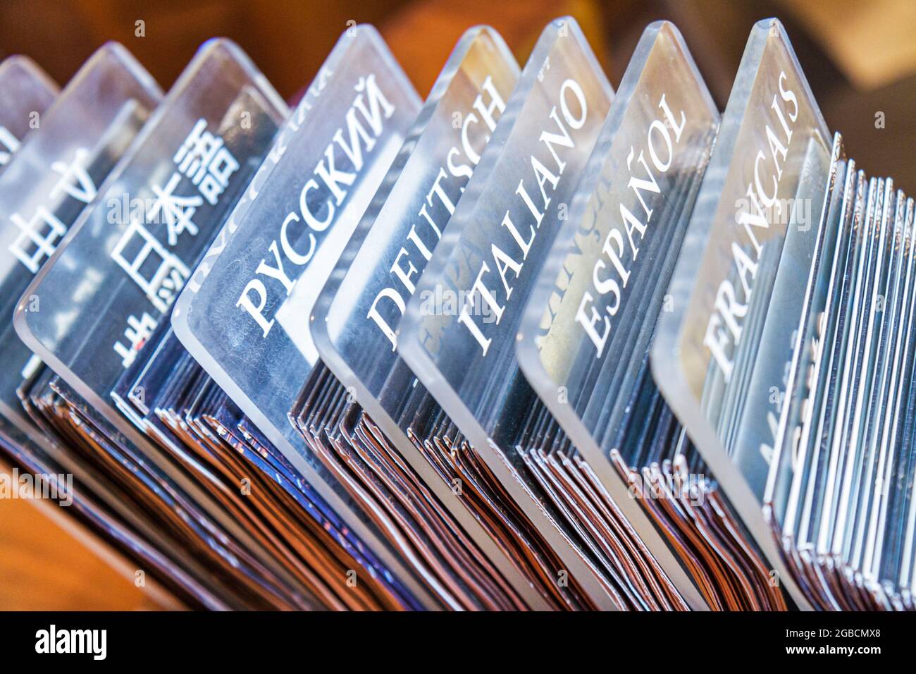 Washington DC,National Gallery of Art,plusieurs langues,Italien Espagnol Français Allemand russe Chinois,guides brochures dossiers brochures information Banque D'Images