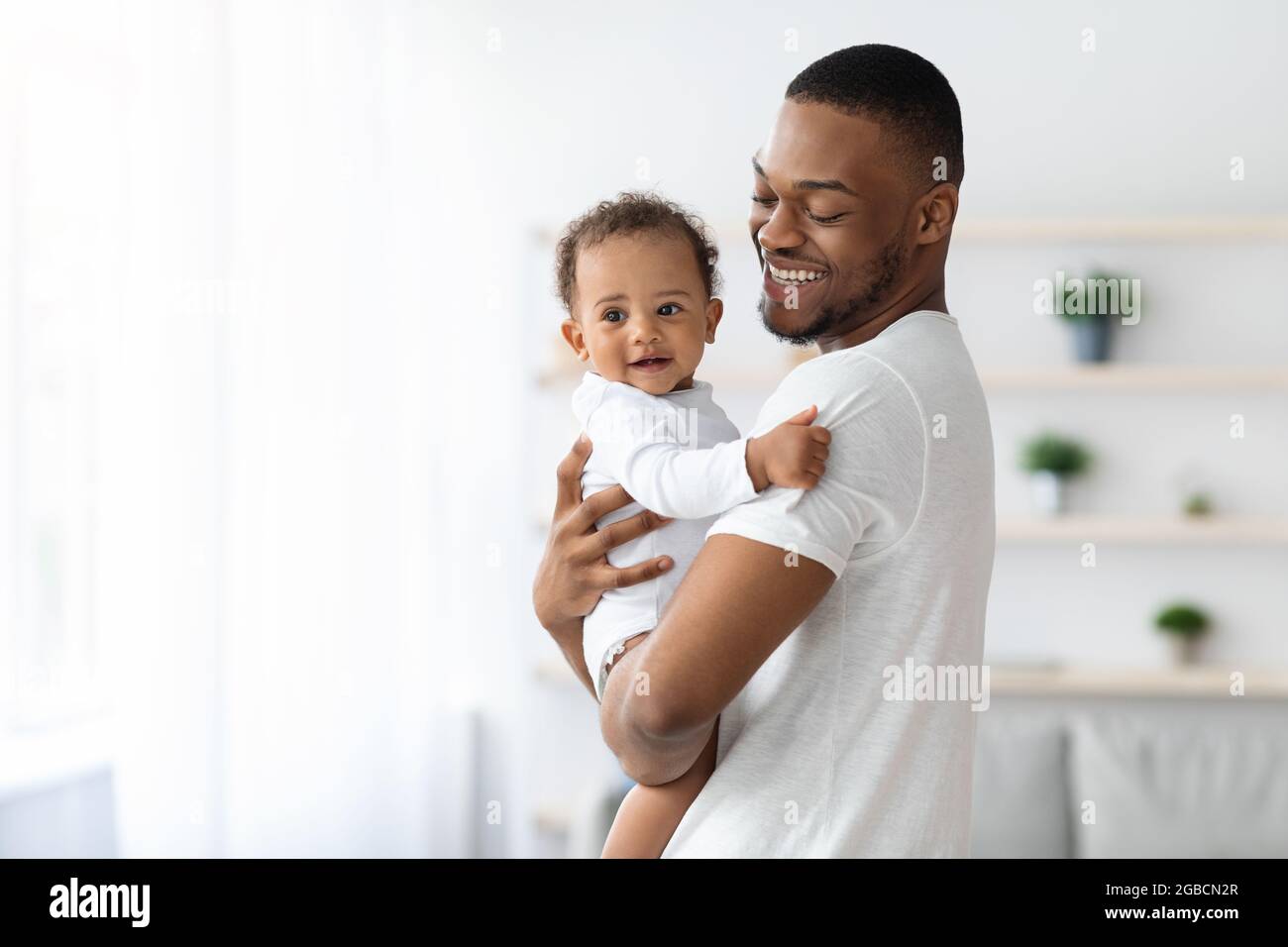 Bonheur De La Paternite Jeune Papa Noir Avec Un Bebe Sur Les Mains Photo Stock Alamy