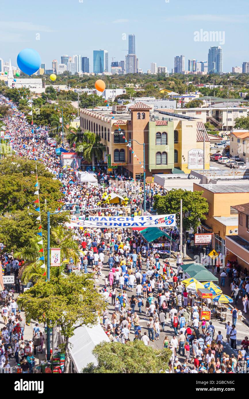Miami Florida, Little Havana, Calle Ocho Carnaval, festival hispanique de carnaval foire de rue, bannière foule aérienne frrom au-dessus de la vue de la ville horizon Banque D'Images