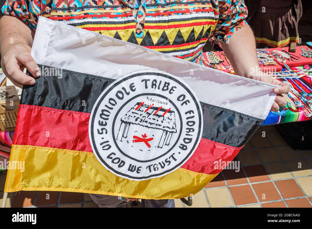 Miami Florida,Cultural Center Plaza Discover Miami Fair,Micosukee Seminole Native American Indian tribal drapeau femme exposition holding Banque D'Images