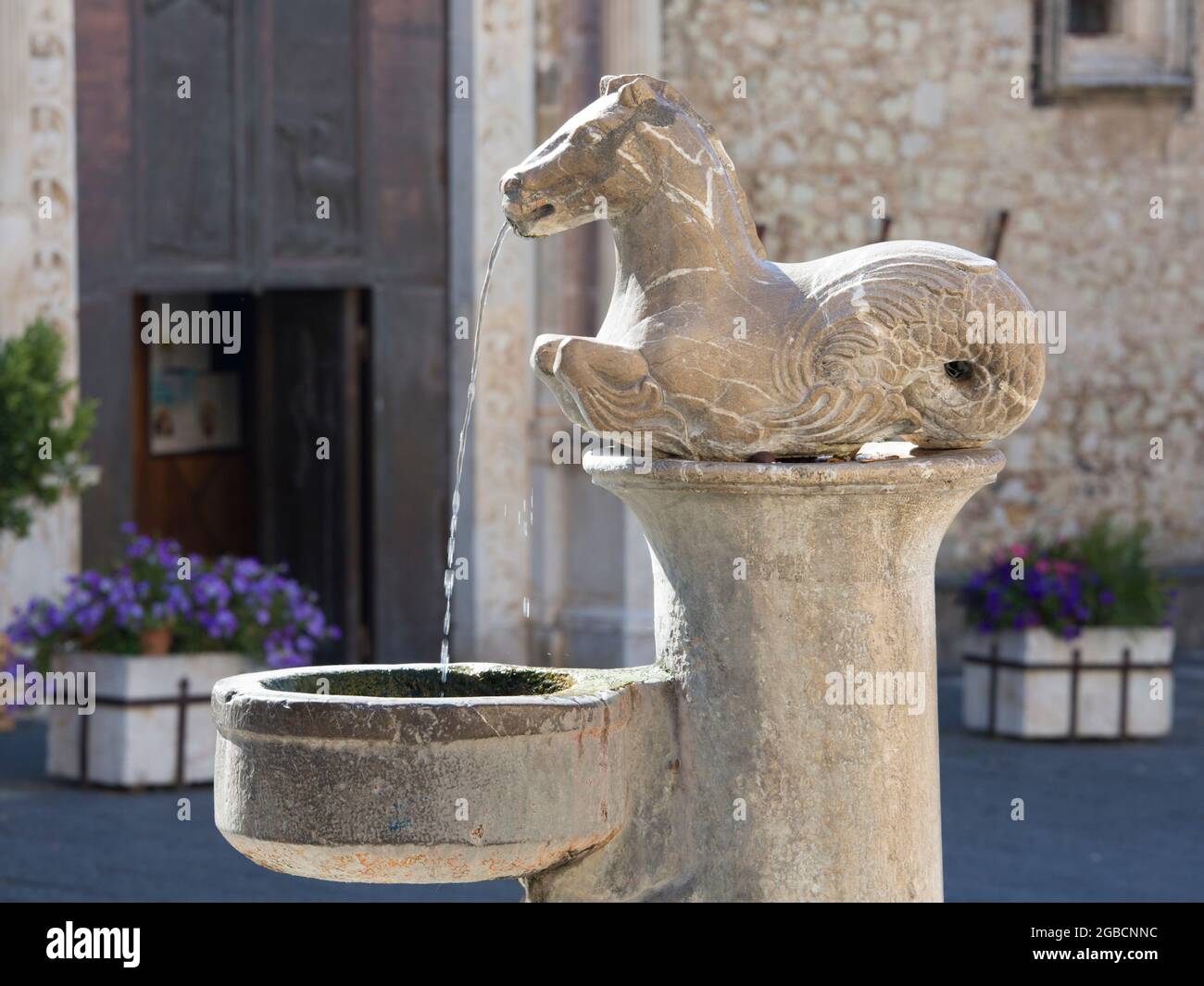 Taormina, Messine, Sicile, Italie. Sortie d'eau de l'hippocampe, partie d'une fontaine baroque en face de la cathédrale de San Nicolò, Piazza del Duomo. Banque D'Images