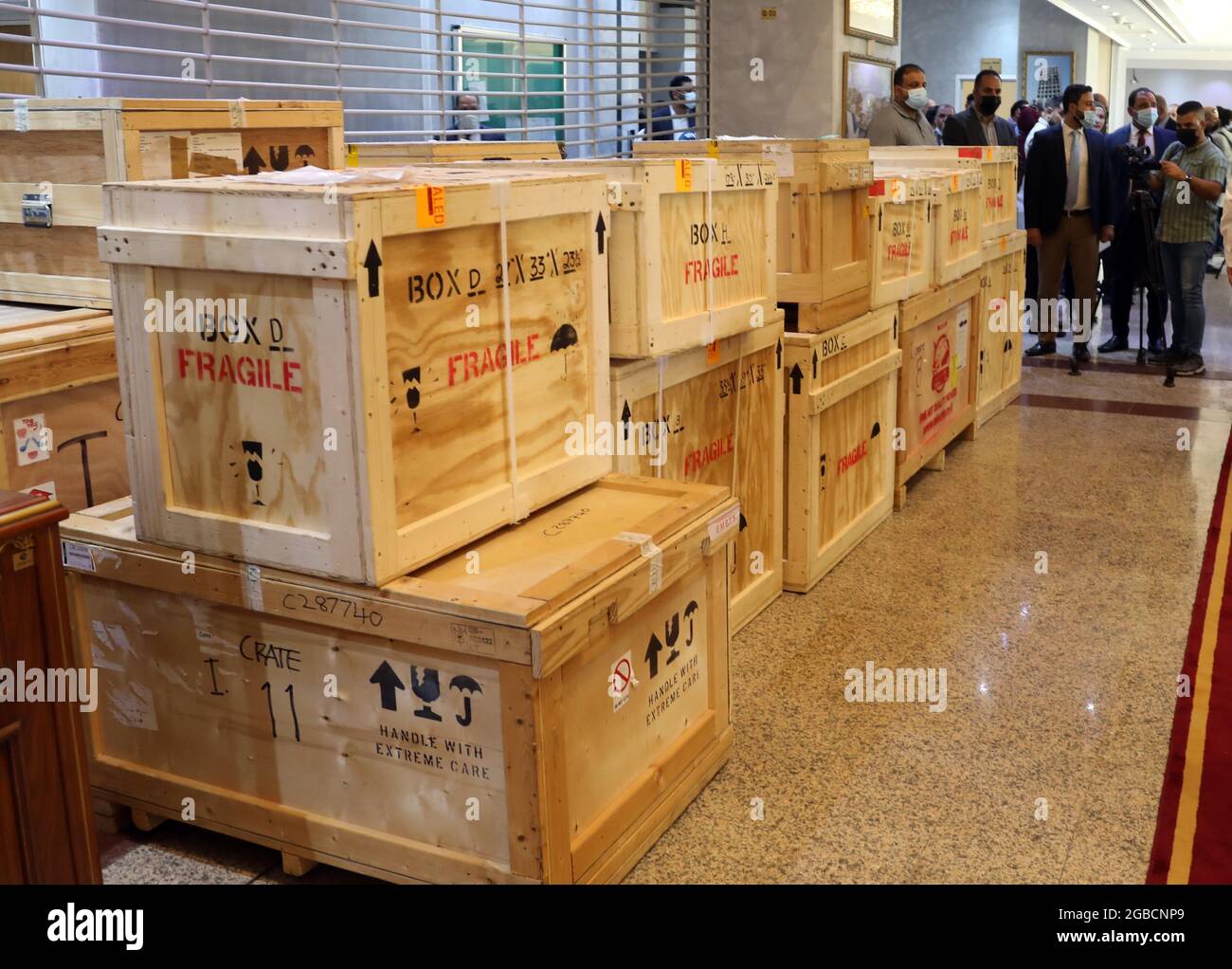 (210803) -- BAGDAD, le 3 août 2021 (Xinhua) -- des boîtes contenant les objets pillés sont vues au Ministère iraquien des affaires étrangères à Bagdad, en Iraq, le 3 août 2021. L'Iraq a reçu quelque 17,000 objets pillés des États-Unis, ce qui marque le retour de la plus grande quantité d'antiquités irakiennes passes. (Xinhua/Khalil Dawood) Banque D'Images