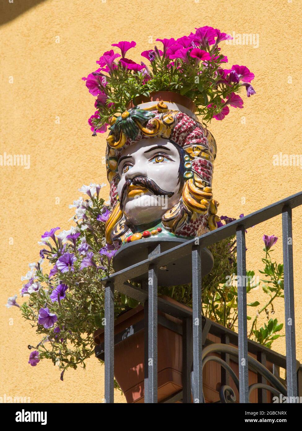Taormina, Messine, Sicile, Italie. Vue à angle bas d'un magnifique pot de fleurs en céramique Testa di Moro sous la forme d'une tête de Moor. Banque D'Images