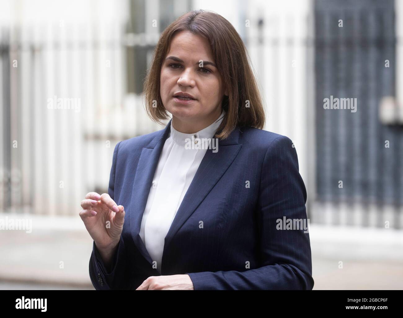 Londres, Royaume-Uni. 3 août 2021. Le leader de l'opposition au Bélarus, le Sviatlana Tsikhanouskaya, a exhorté le Royaume-Uni et l'Occident à imposer davantage de sanctions au président Loukachenko. Elle veut que Loukachenko restaure la démocratie. Un exemple en est l'athlète bélarussienne Krystsina Tsimanouskaya qui a cherché refuge aux Jeux olympiques au Japon après qu'elle ait déclaré que les responsables biélorusses ont essayé de faire de son bord un vol de retour contre sa volonté. Sviatlana Tsikhanouskaya visite Boris Johnson à Downing Street. Crédit : Mark Thomas/Alay Live News Banque D'Images