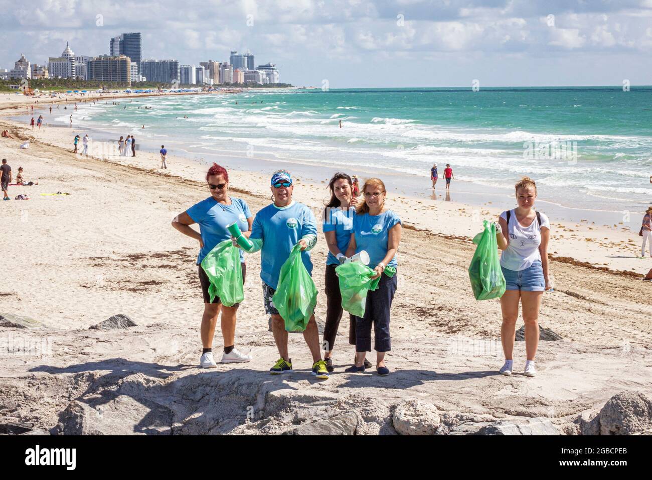 Miami Beach Floride, nettoyage nettoyage, bénévoles travail d'équipe adultes hommes femmes, hispanique collecte déchets recueillir impact jour, service communautaire Banque D'Images