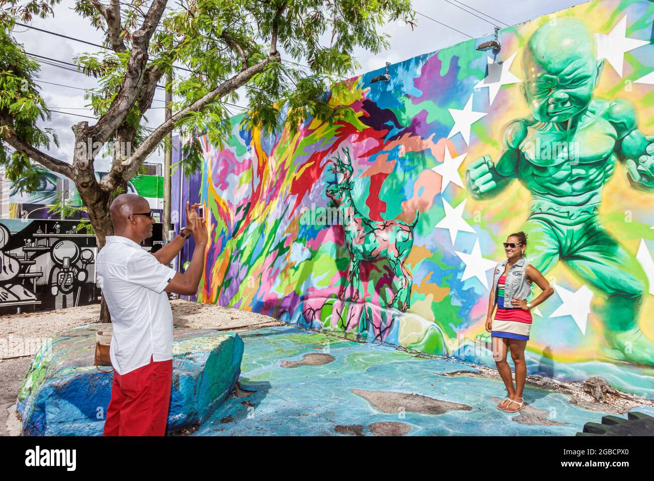 Miami Florida, Wynwood Art District murs murale, Black man femme couple posant prenant la photo, Banque D'Images