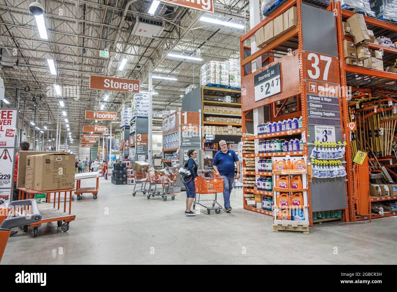 Miami Florida,Home Depot home Improvement allée, étagères shopping couple, intérieur à l'intérieur de grandes affaires de magasin de boîte, Banque D'Images