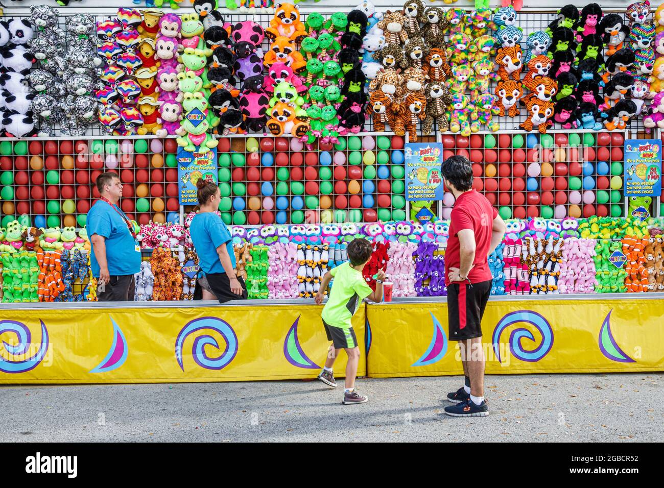 Miami Florida, parc Tamiami Miami-Dade County Youth Fair & exposition, foire du comté prix du jeu de carnaval animaux en peluche, homme garçon enfant père fils bal Banque D'Images
