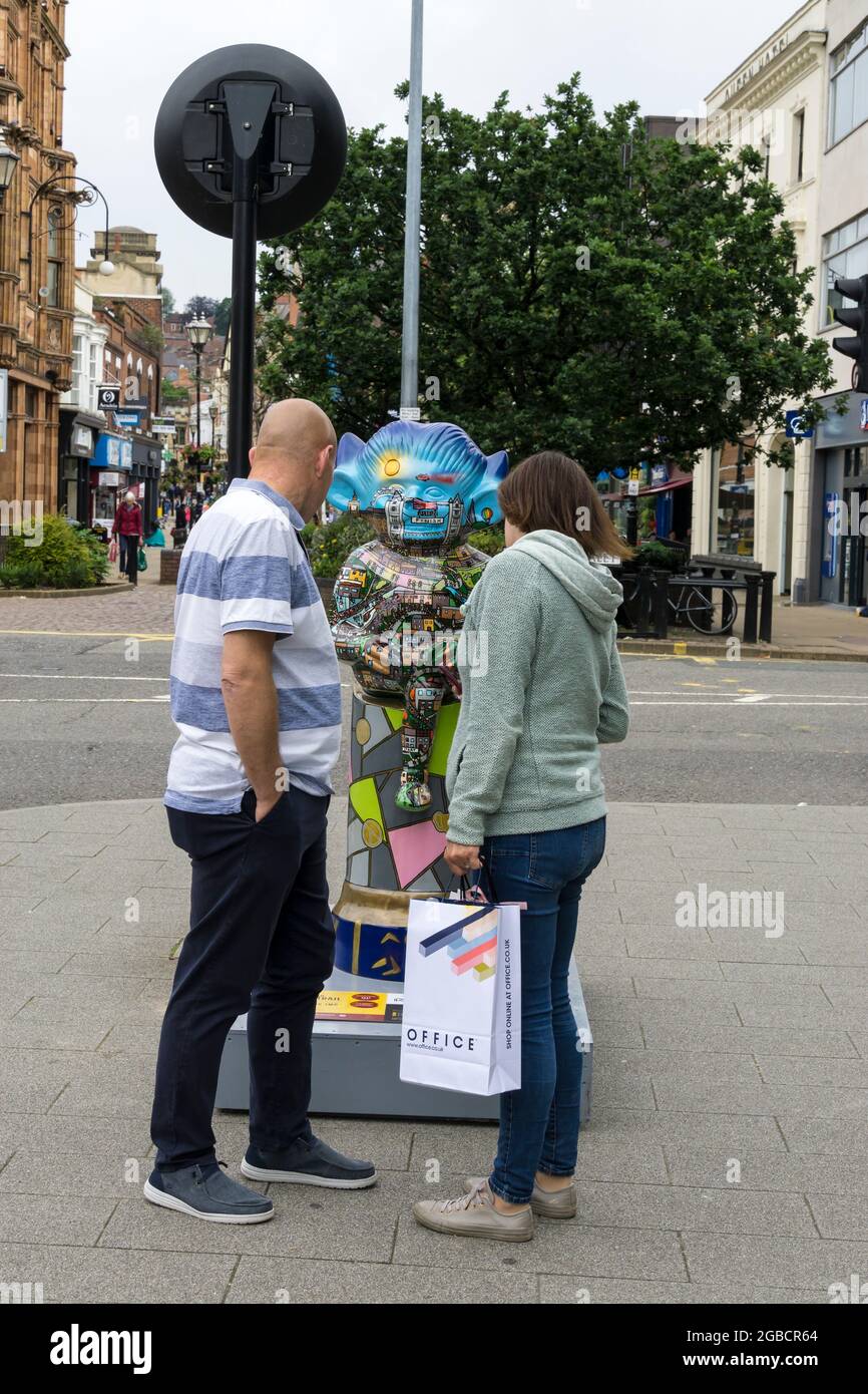 Couple regardant l'Imp en cours de course l'une des statues décorées du sentier de l'Imp Lincoln 2021 Banque D'Images