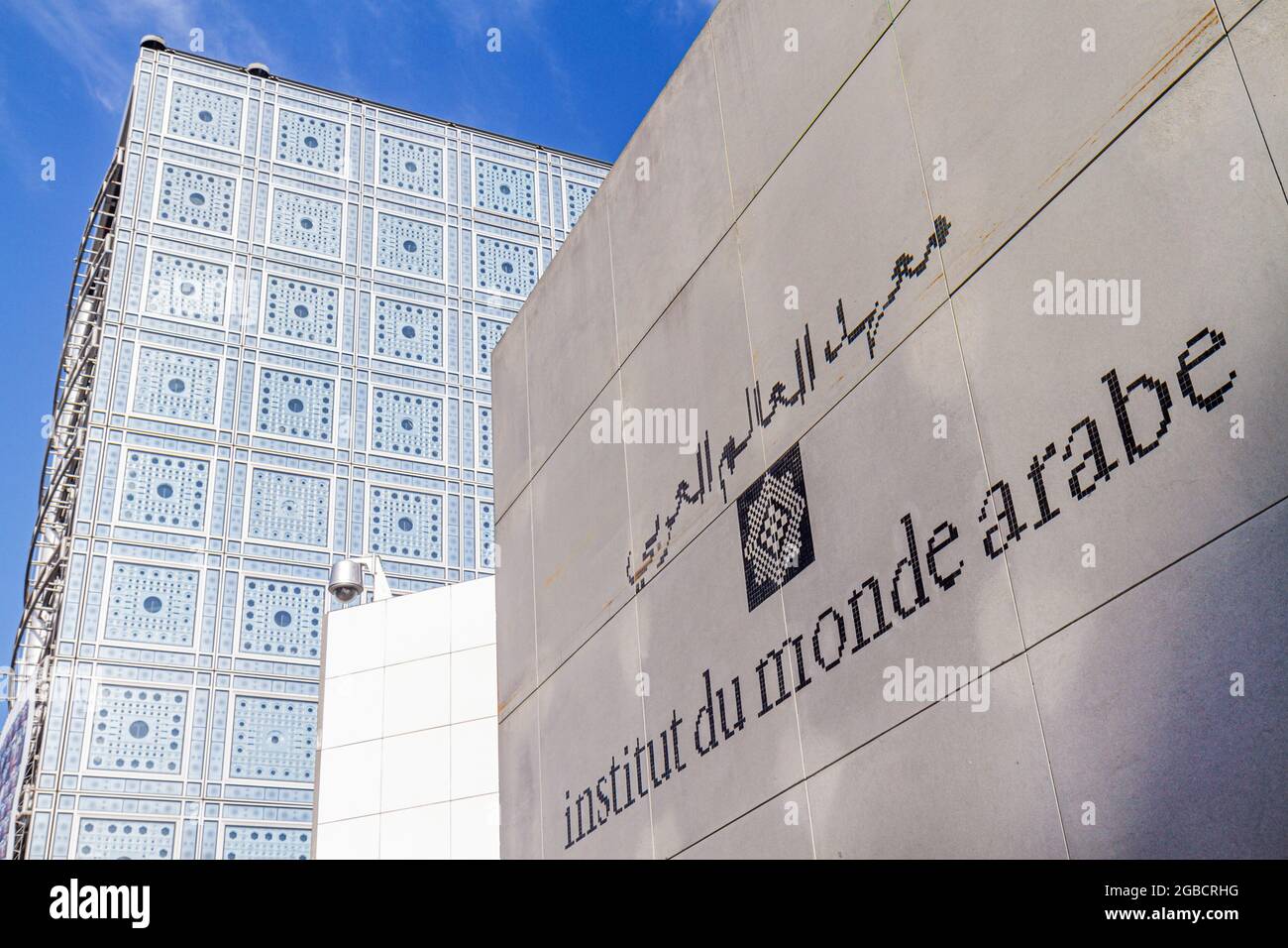 Paris France,5ème arrondissement Institut du monde arabe AWI Institut du monde arabe extérieur, verre de bâtiment brise-soleil effet géométrique motorisé Banque D'Images