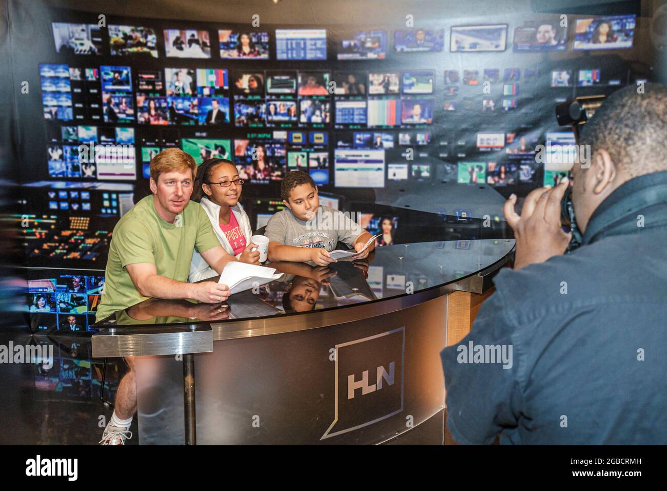 Atlanta Georgia, centre CNN chaîne de télévision câblée News Network, siège mondial à l'intérieur intérieur CNN Studio Tour bureau d'ancrage, hispanique noire Banque D'Images
