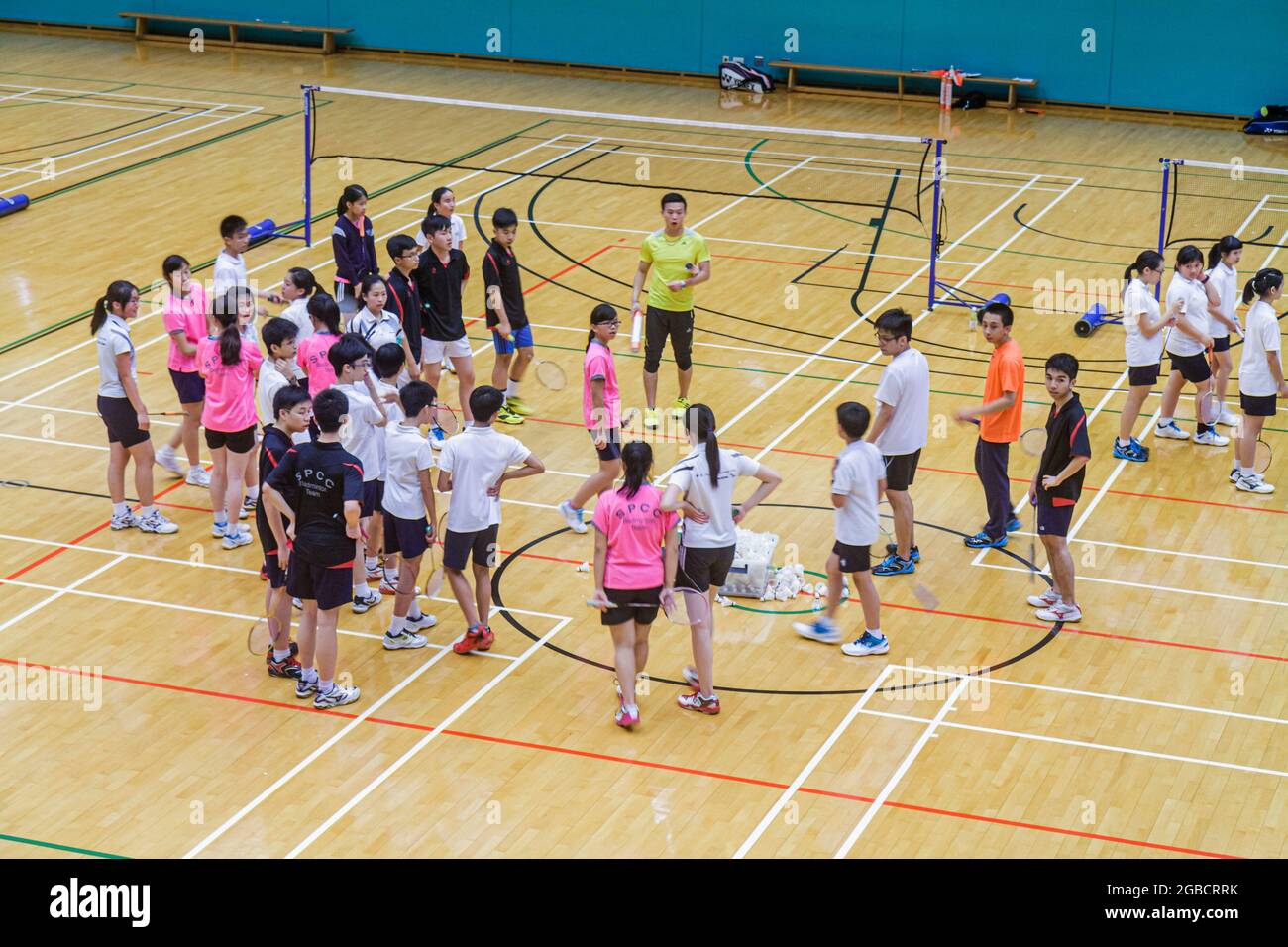 Chine Hong Kong Hong Kong HK Island, centre sportif de Hong Kong Park Centre, terrains de badminton intérieur salle de gym gymnase asiatique, filles garçons étudiants adolescents tee Banque D'Images