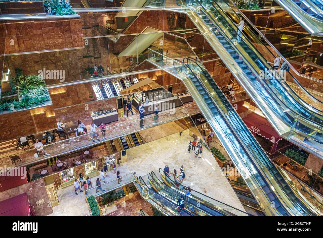 New York City, NY NYC Manhattan, Midtown Fifth Avenue Trump Tower, atrium escalier roulant aérien à plusieurs étages au-dessus de la vue, Banque D'Images