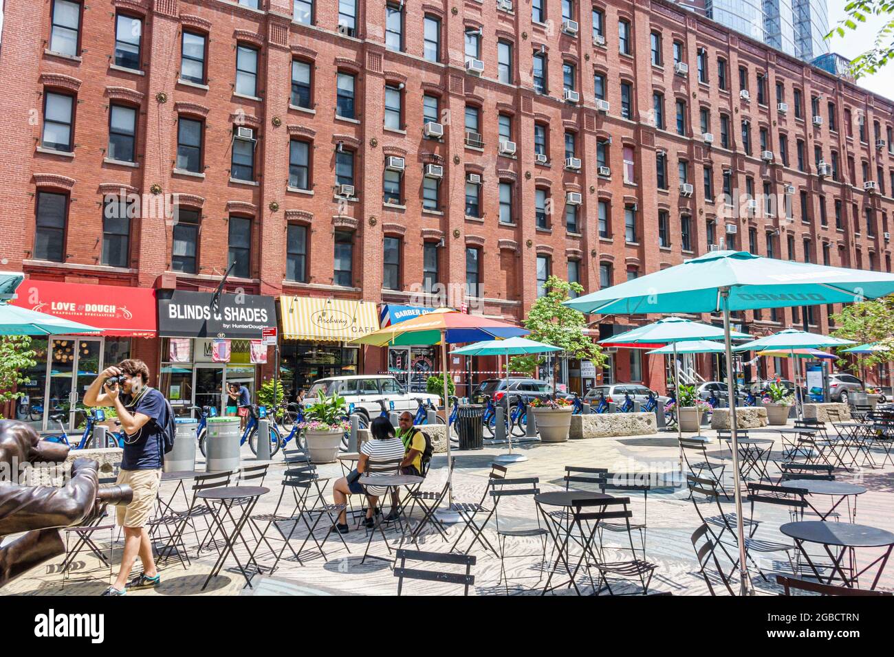 New York City, NY NYC, Brooklyn Dumbo Pearl Street Triangle, espace public tables chaises parasols, Banque D'Images
