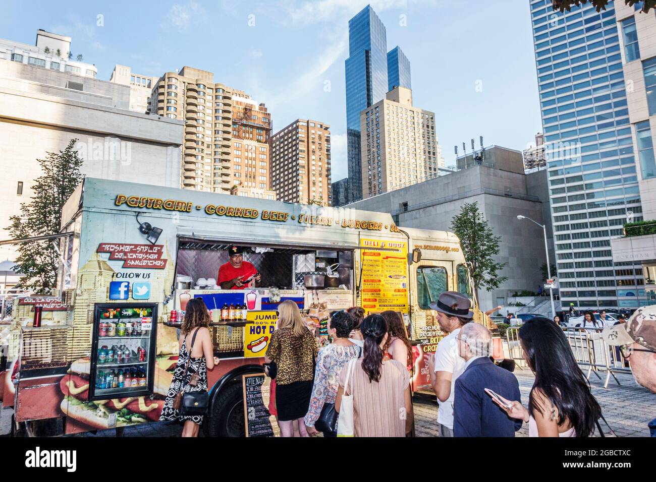 New York City, NY NYC Manhattan, Lincoln Square Lincoln Center Plaza, les fournisseurs de sandwichs de camions alimentaires font la queue aux clients Banque D'Images
