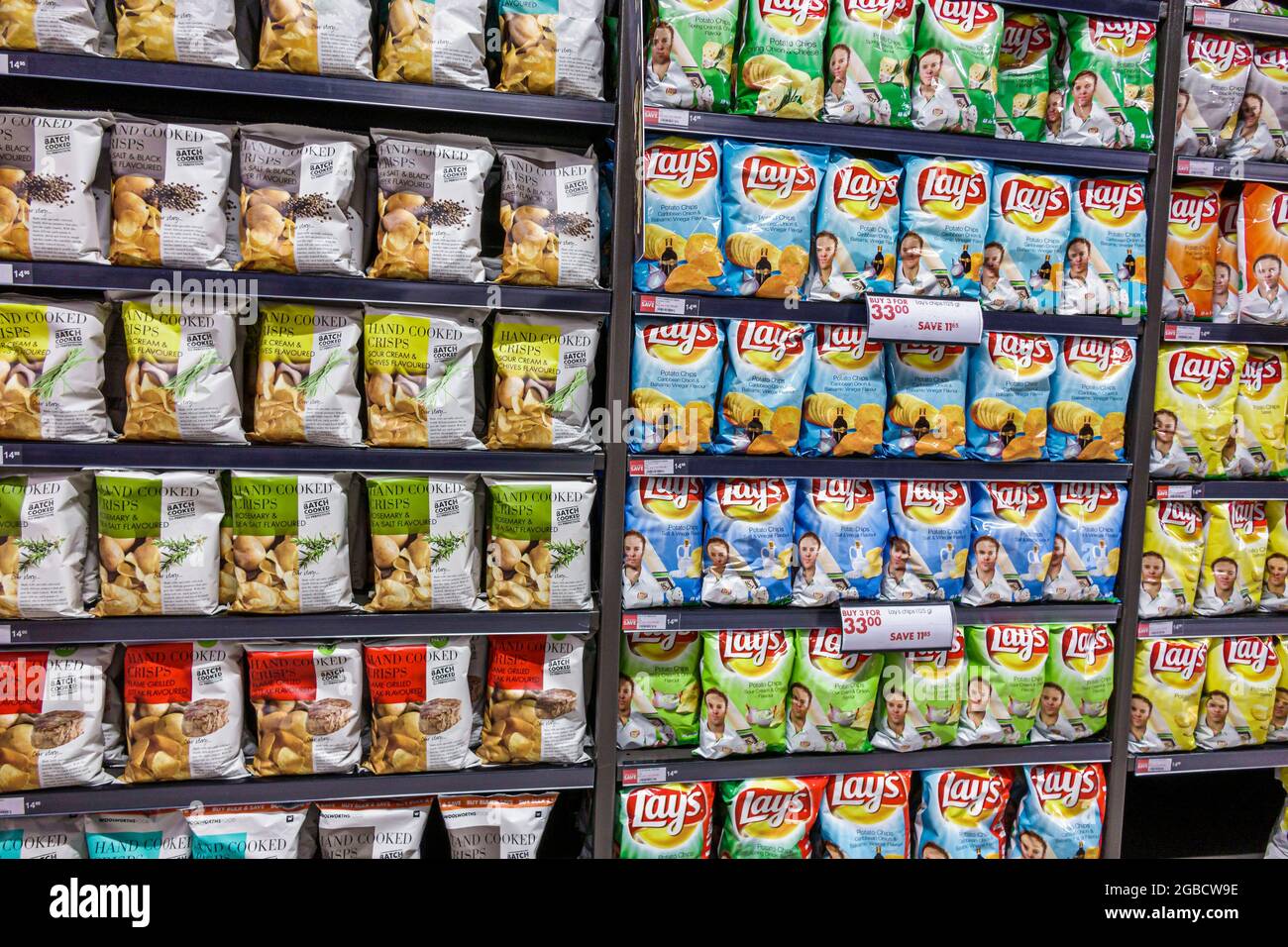 Affichage vente sacs chips chips pose Banque de photographies et d