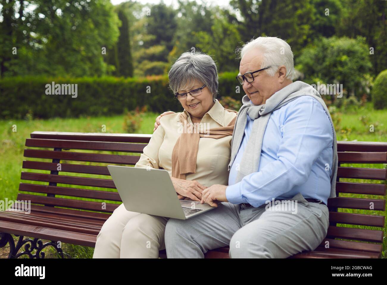 Happy senior couple at park Banque D'Images