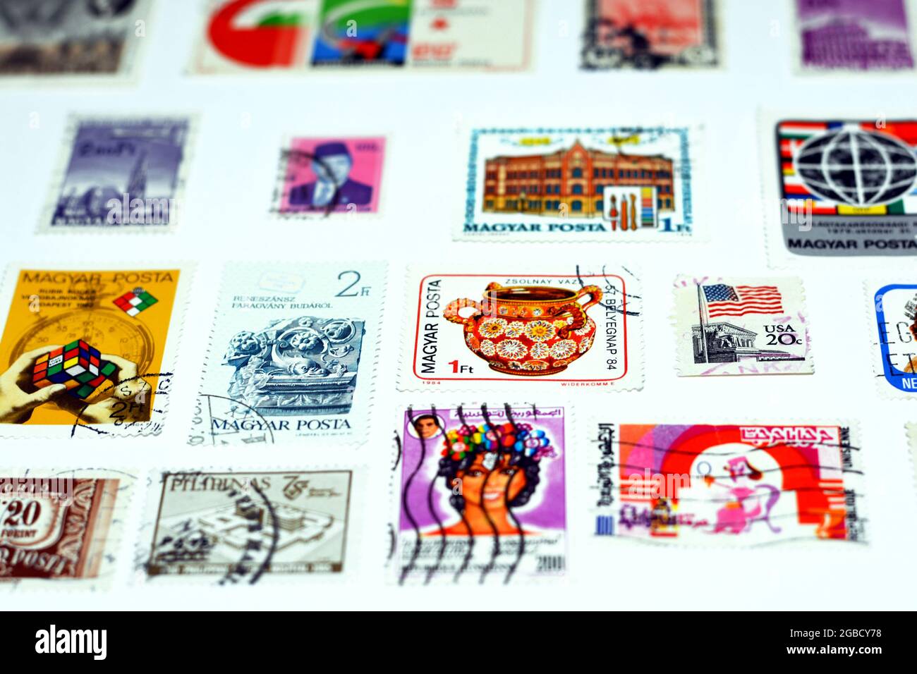 arrière-plan de divers anciens timbres-poste utilisés de différents pays et temps sur fond blanc, une couverture avec un ensemble de timbres-poste, vintage Banque D'Images