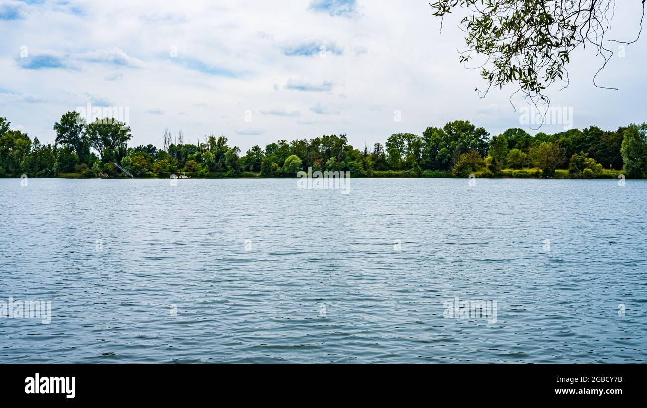 Lac Santa Maria, Lombardie, Italie. Vue sur le lac avec arbres et ciel Banque D'Images