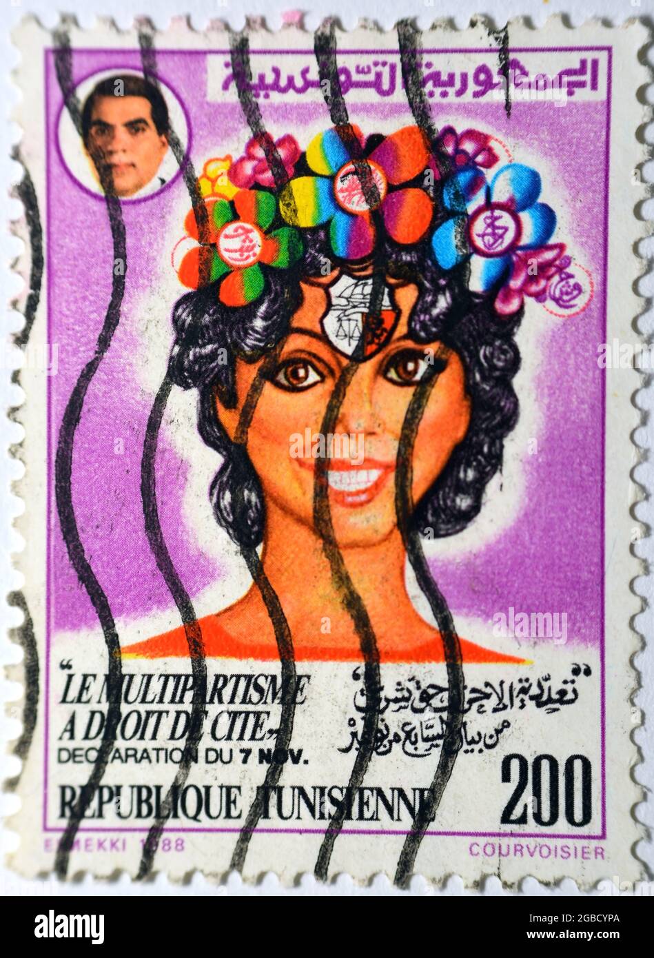 Un timbre-poste de Tunisie avec l'image d'une dame souriante et ancien président Bin Ali, pluralité de partis est un droit légal de la déclaration de la Banque D'Images