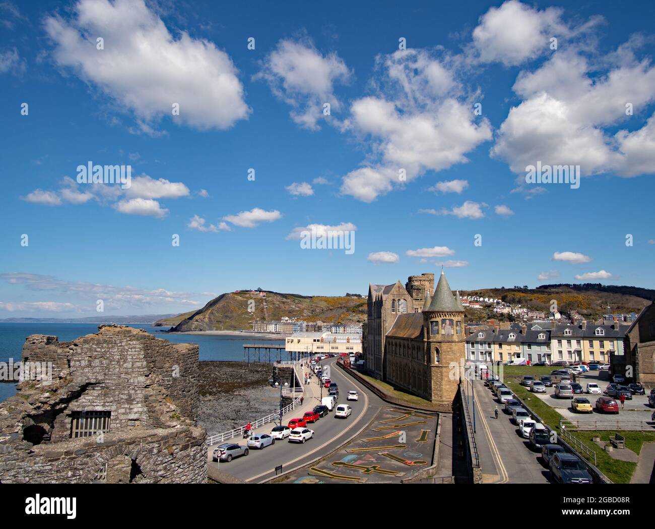 Promenade d'Aberystwyth depuis le château, ville balnéaire de Ceredigion, pays de Galles Royaume-Uni ciel bleu et nuages blancs. Banque D'Images
