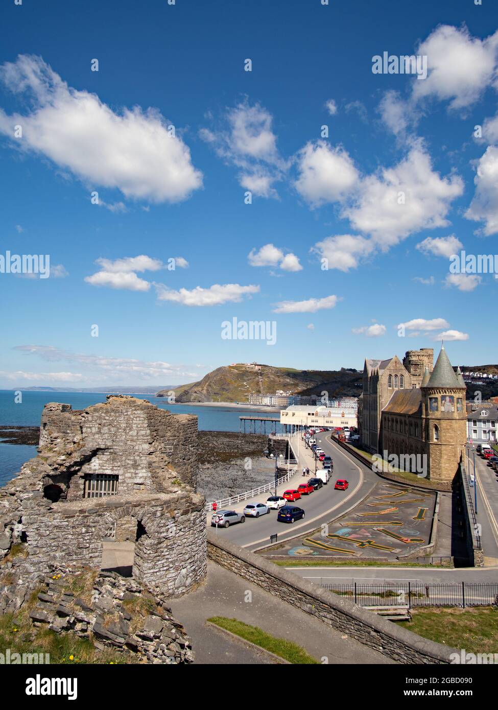 Promenade d'Aberystwyth depuis le château, ville balnéaire de Ceredigion, pays de Galles Royaume-Uni ciel bleu et nuages blancs. Banque D'Images