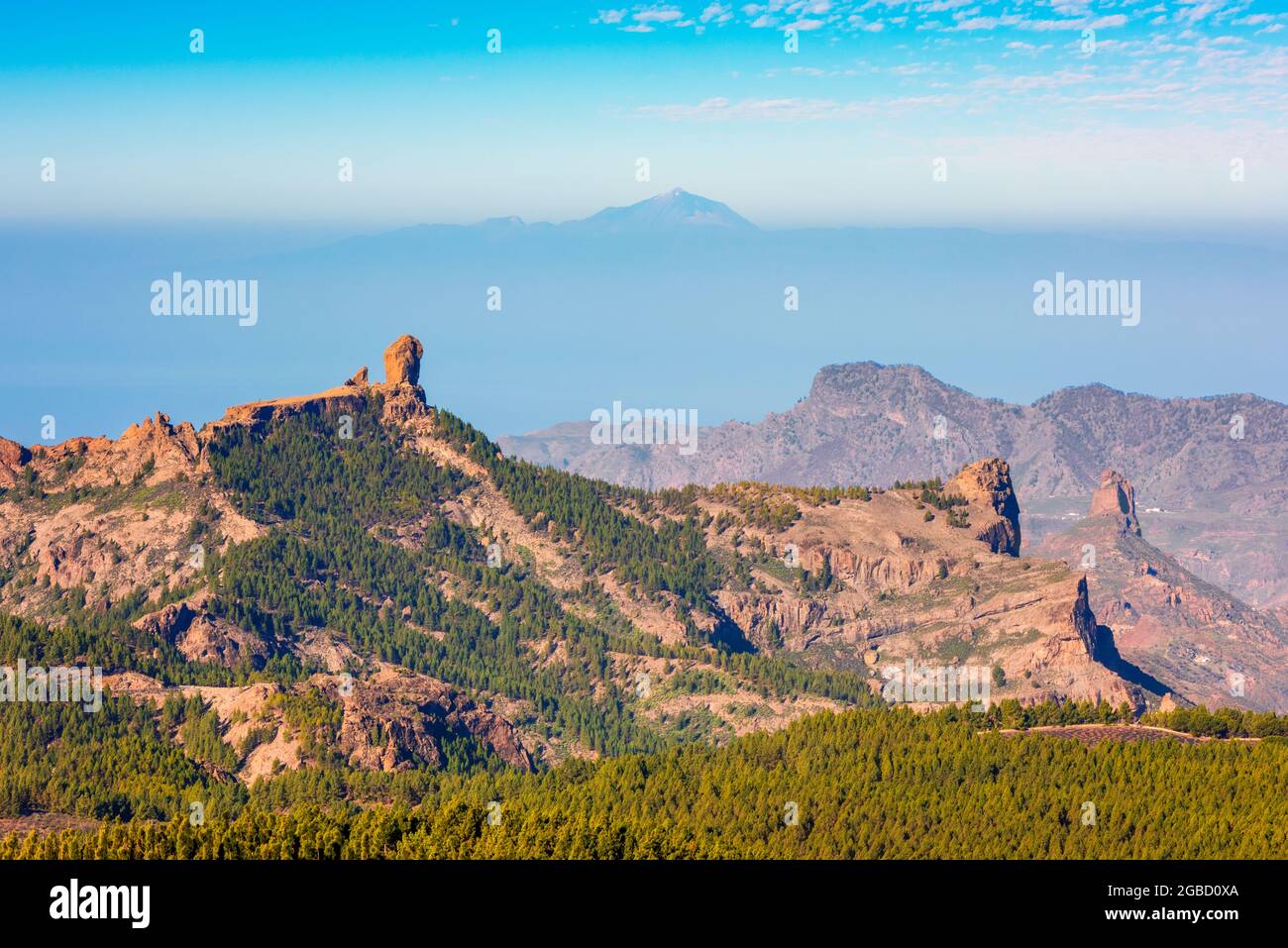 Vue sur la Roque Nublo et El Teide sur Ténérife comme vu de l'un des hauts points sur Gran Canaria Espagne Banque D'Images