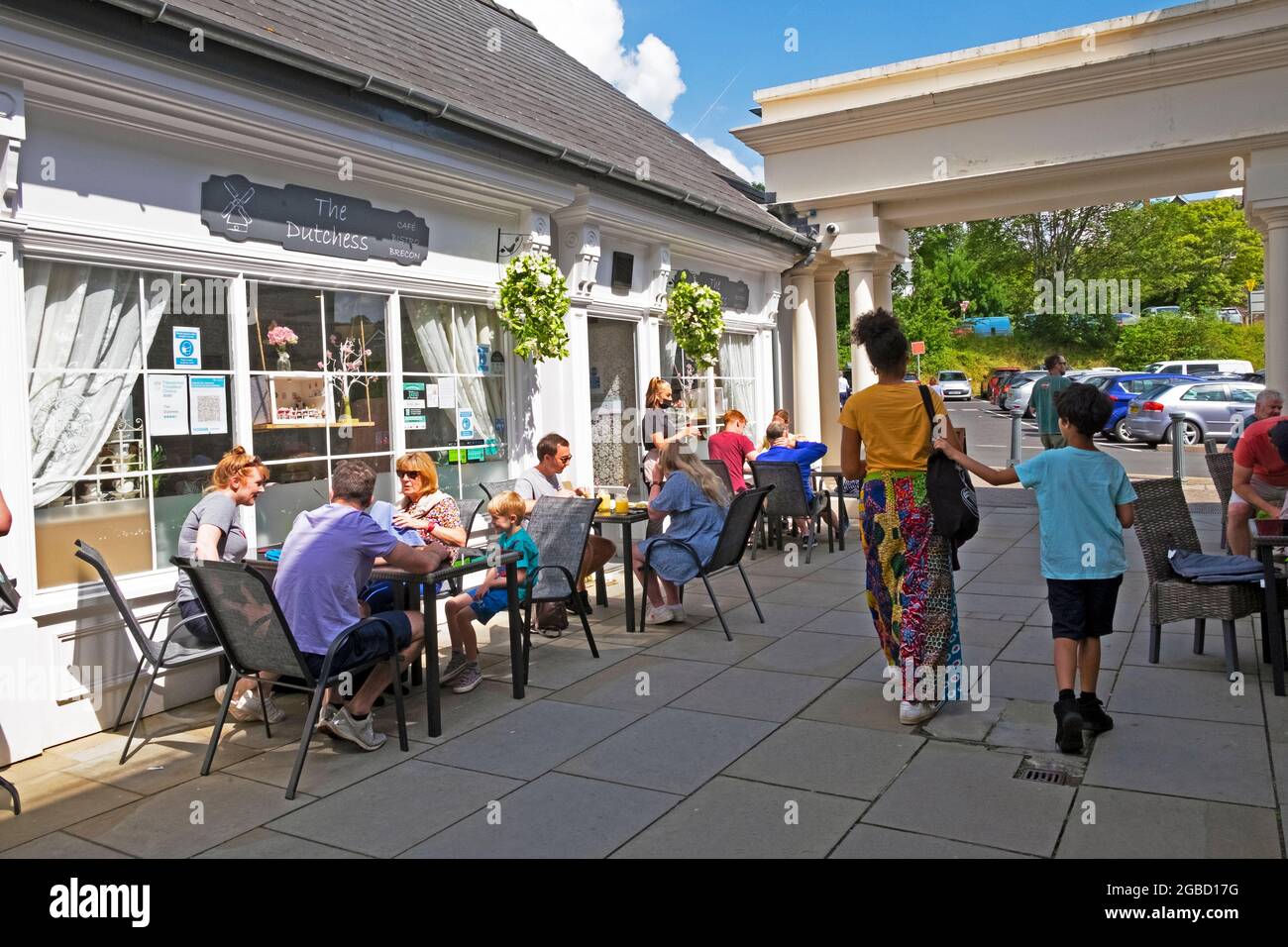 Les gens ont une distance sociale pendant que les covid assis à des tables à l'extérieur du restaurant Duchess dans le centre-ville de Brecon été 2021 Powys Wales UK KATHY DEWITT Banque D'Images