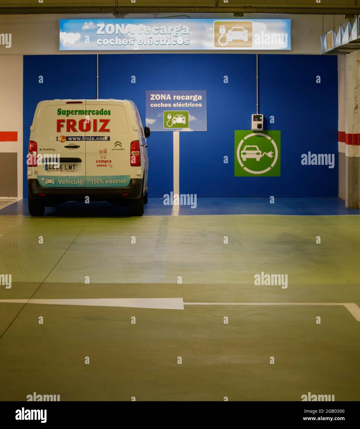 Coruna, Espagne - août 02 2021 : minibus de livraison de supermarché zéro émission branché à la station de charge de Coruna Espagne Banque D'Images