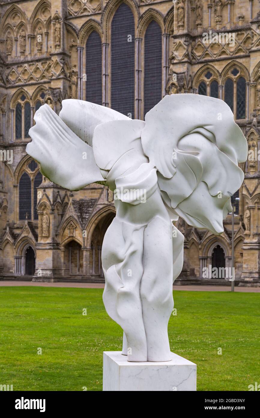 Sculpture Angels Harmony par Helaine Blumenfeld à Campaccio Marble en face de la cathédrale de Salisbury, Salisbury, Wilshire, Royaume-Uni en juillet Banque D'Images