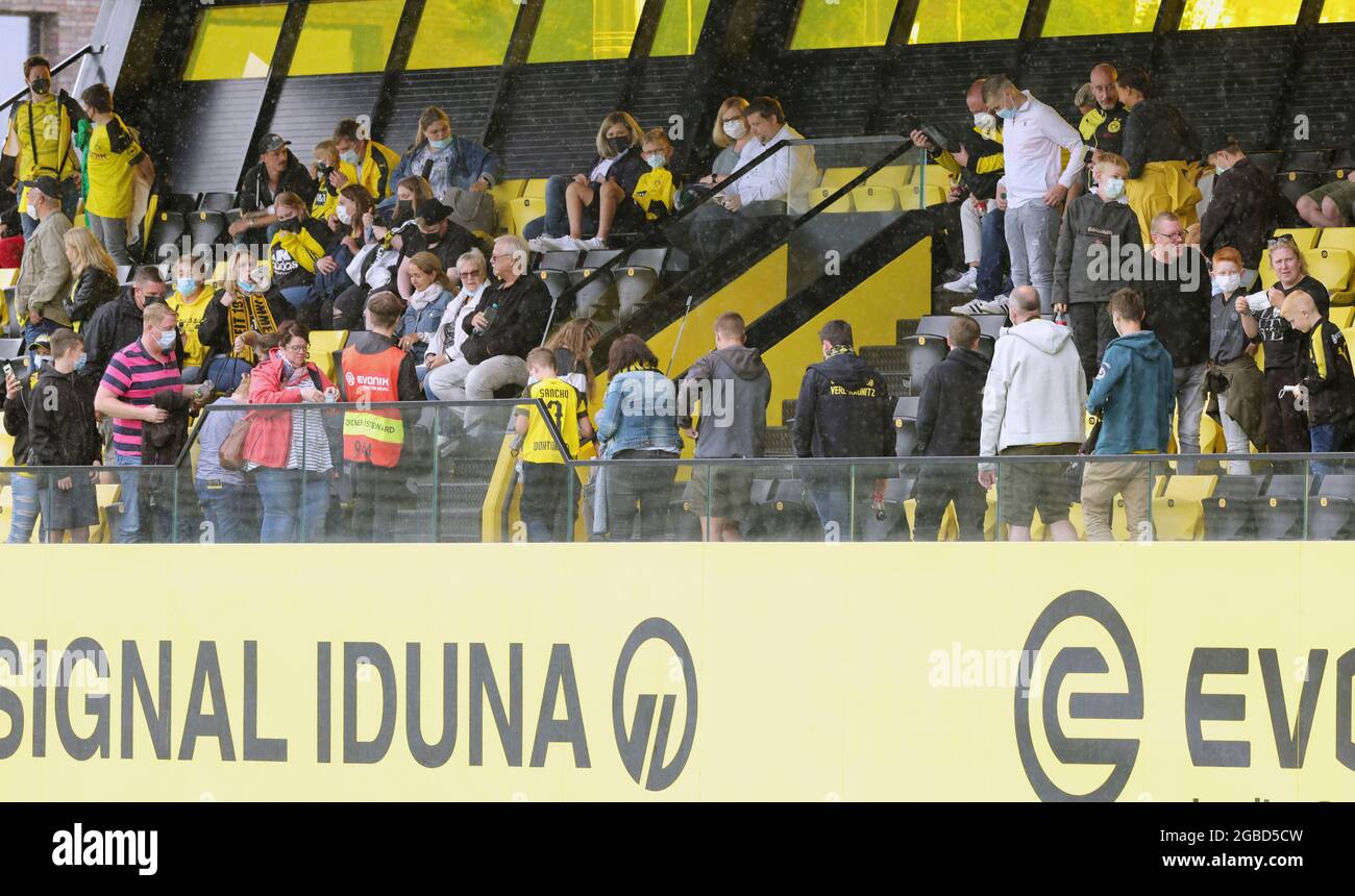 Borussia, Allemagne. 3 août 2021: Firo: 03.08.2021, football, 1er Bundesliga, saison 2021/2022, BVB Borussia Dortmund - formation l'entraînement doit être annulé en raison de deux cas Corona, Thomas Meunier et Julian Brandt en raison de maladies des joueurs. Les fans de BVB en attente ont été envoyés chez eux par Norbert Dickel Credit: dpa Picture Alliance/Alay Live News Banque D'Images