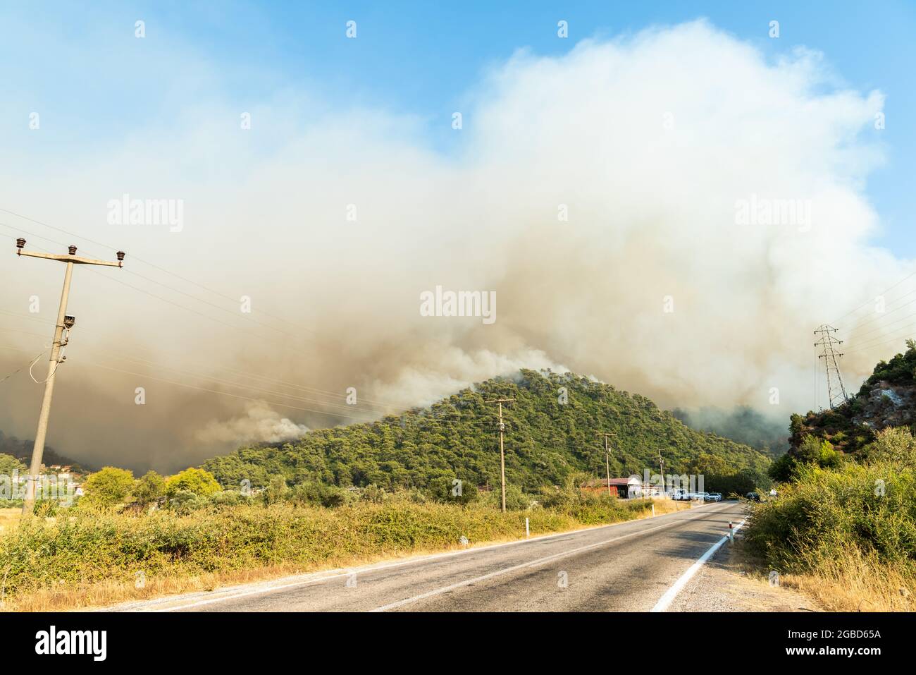 Marmaris, Mugla, Turquie – 1er août 2021. Nuages de fumée surplombant le quartier Hisaronu de la station balnéaire de Marmaris en Turquie pendant les feux de forêt de juillet-août 2021. Banque D'Images