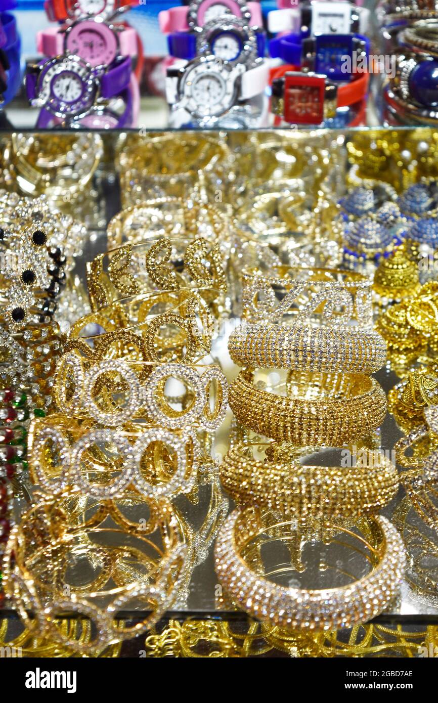 L'or et l'argent avec les montres de plein air du marché, marché de bijoux en plein air de Dubaï. Banque D'Images