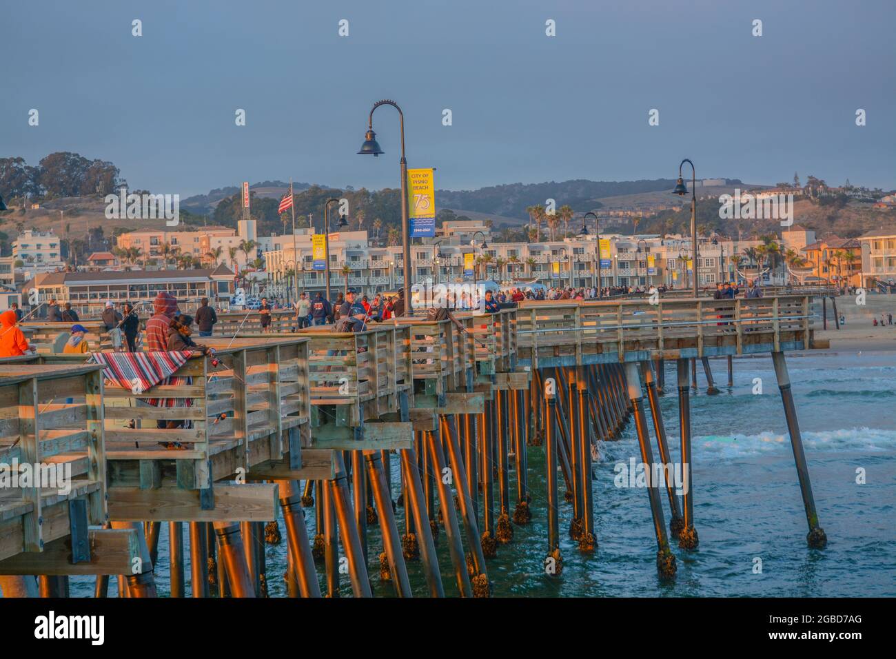 Le Pismo Beach Pier sur l'océan Pacifique à Pismo Beach, comté de San Luis Obispo, Californie Banque D'Images