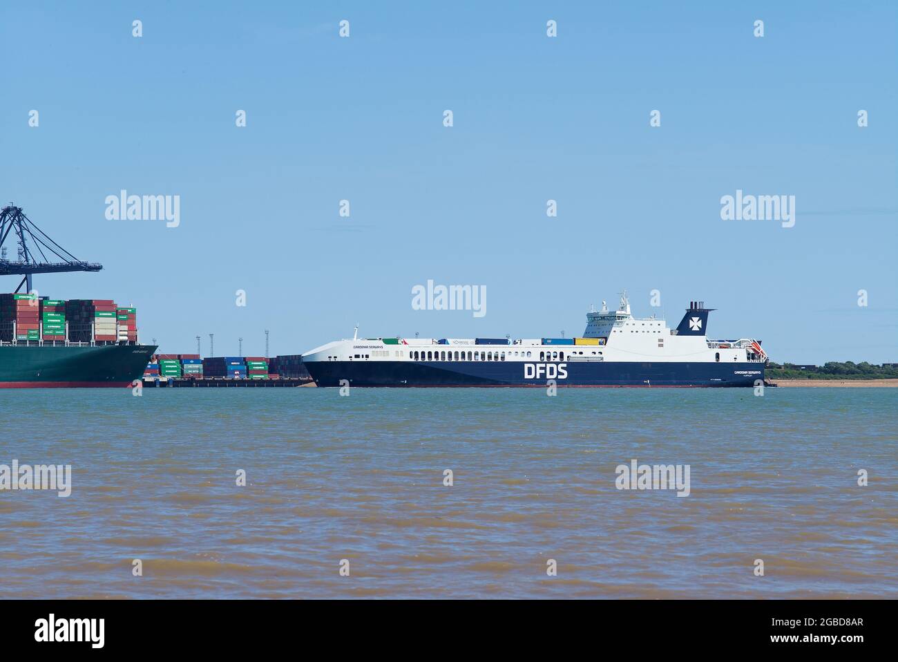 RO-RO (Roll On - Roll Off) navire de cargaison Gardenia Seaways entrant dans le port de Felixstowe, Suffolk, Royaume-Uni. Banque D'Images