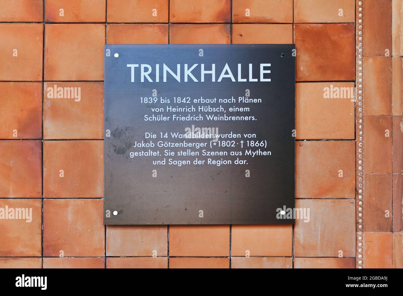 Baden-Baden, Allemagne - juillet 2021: Panneau d'information à l'entrée de la pompe historique appelée 'Trinkhalle' Banque D'Images