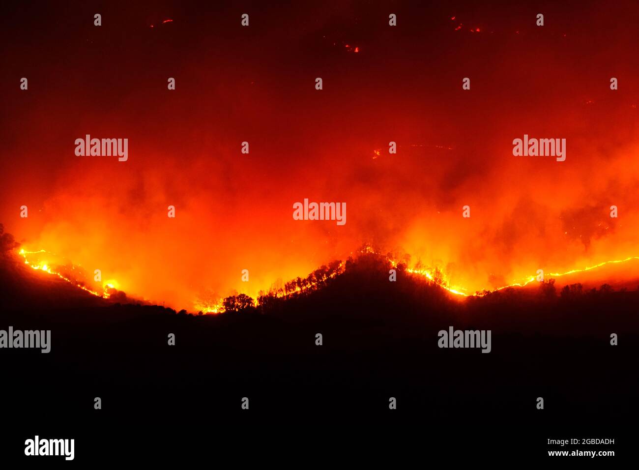 Grand feu de brousse dans la campagne de la province d'Enna près de la ville d'Aidone en Sicile le 2021 Banque D'Images