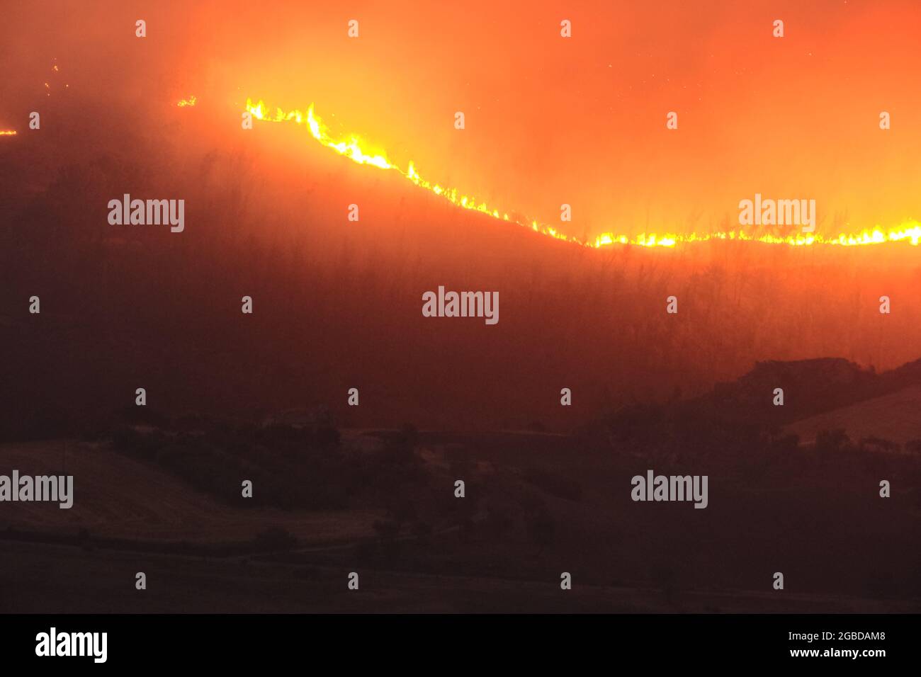 Grand feu de brousse dans la campagne de la province d'Enna près de la ville d'Aidone en Sicile le 2021 Banque D'Images