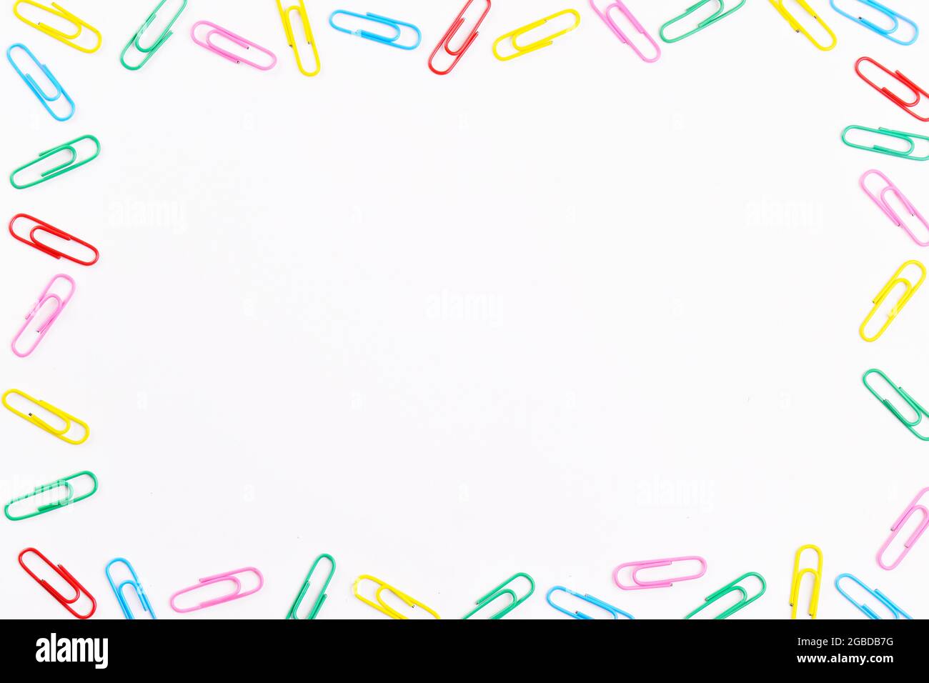 Trombones colorés. Cadre avec trombones avec espace de copie pour le texte. Banque D'Images