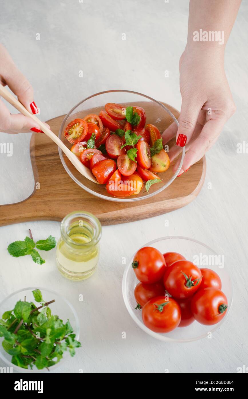 Délicieuse salade de tomates fraîches. Faire une salade verte fraîche Banque D'Images