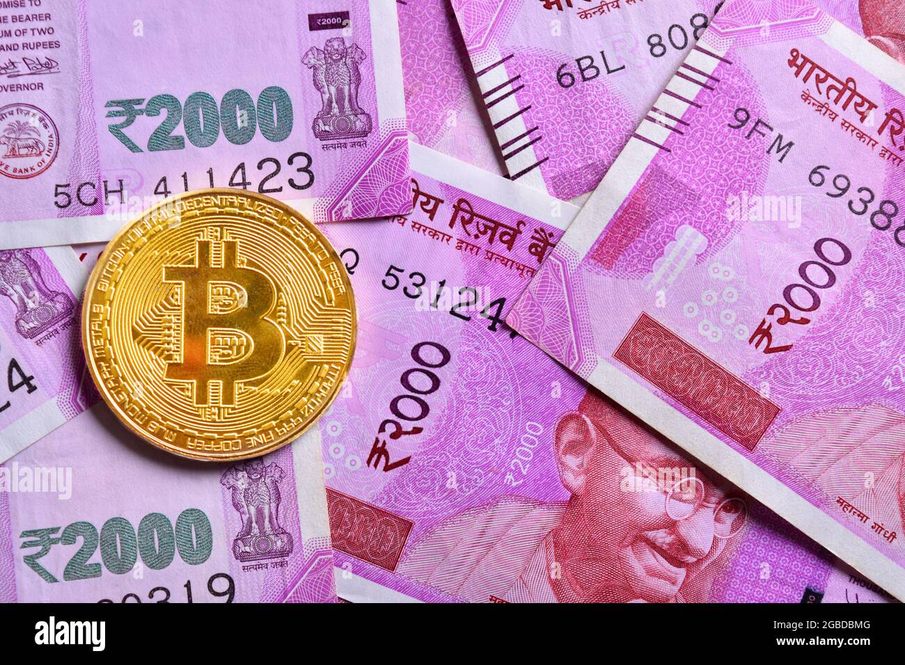 Vue de dessus de Bitcoin avec 2000 roupies de monnaie indienne Banque D'Images